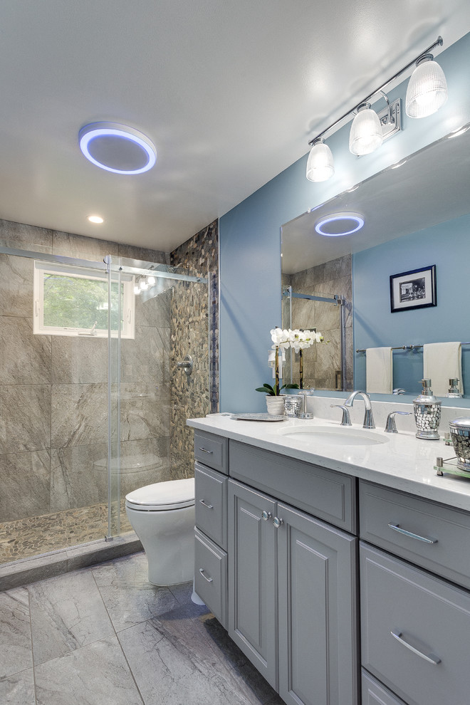 Пример оригинального дизайна: главная ванная комната среднего размера в классическом стиле с фасадами с выступающей филенкой, серыми фасадами, душем в нише, раздельным унитазом, серой плиткой, каменной плиткой, синими стенами, полом из керамической плитки, врезной раковиной и столешницей из ламината