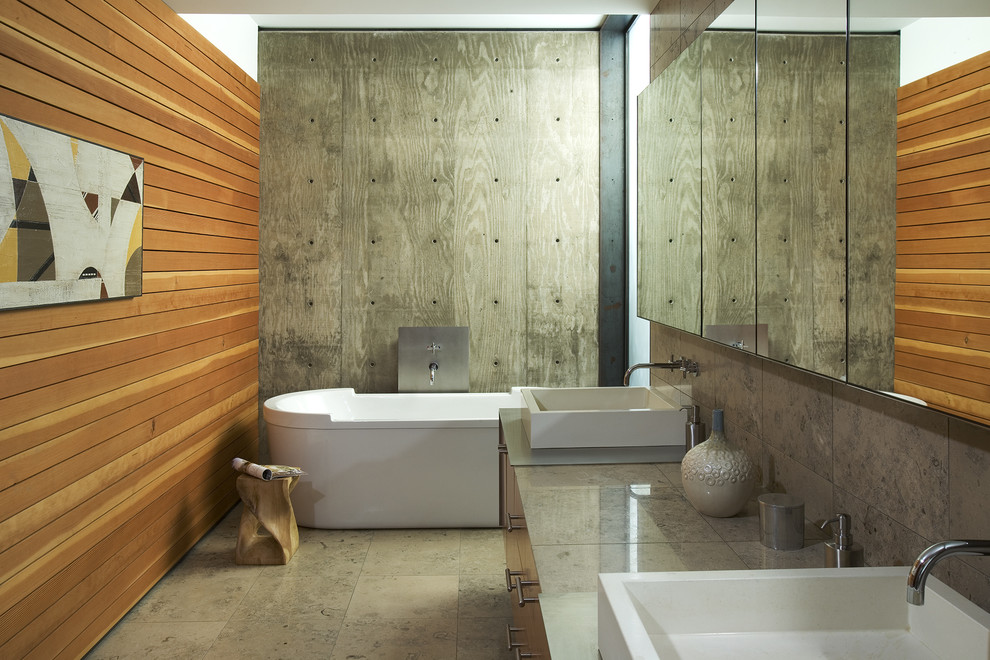 Идея дизайна: ванная комната в стиле модернизм с отдельно стоящей ванной и настольной раковиной