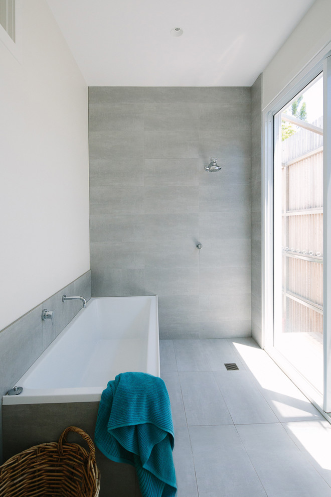 シドニーにある中くらいなコンテンポラリースタイルのおしゃれな浴室 (グレーのタイル、白い壁、ドロップイン型浴槽、オープン型シャワー、オープンシャワー) の写真