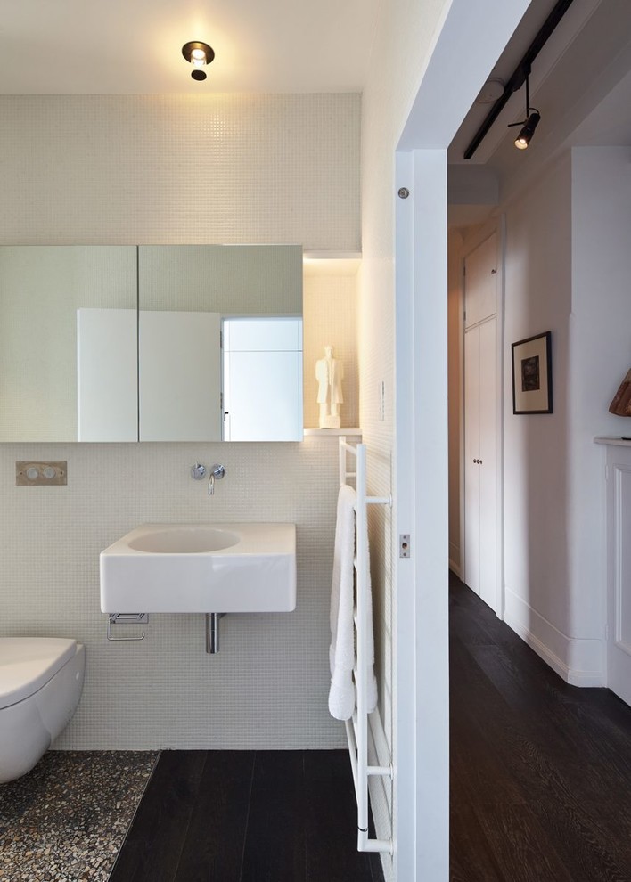 Esempio di una piccola stanza da bagno design con WC sospeso, pareti bianche e lavabo sospeso