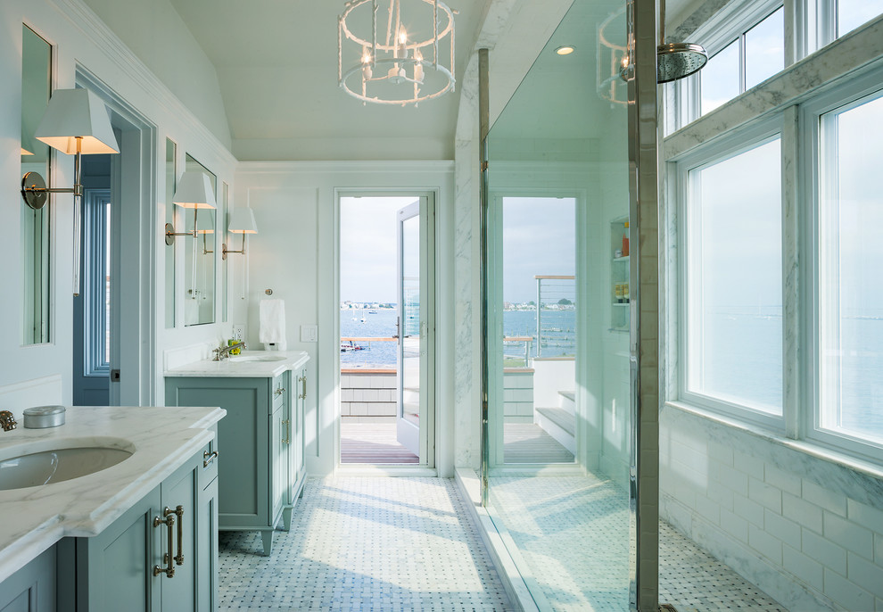 Источник вдохновения для домашнего уюта: ванная комната в морском стиле с фасадами в стиле шейкер, бирюзовыми фасадами, душем в нише, белой плиткой, белыми стенами, полом из мозаичной плитки, врезной раковиной и открытым душем