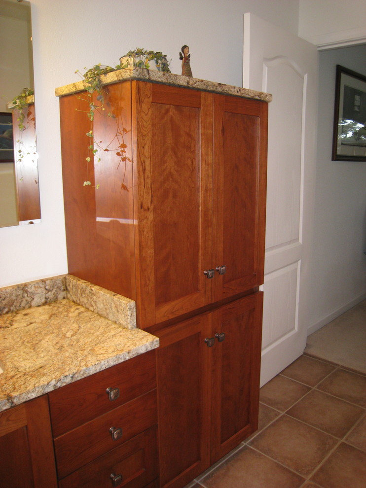 Inredning av ett modernt mellanstort badrum, med skåp i shakerstil, skåp i mellenmörkt trä, granitbänkskiva och brun kakel