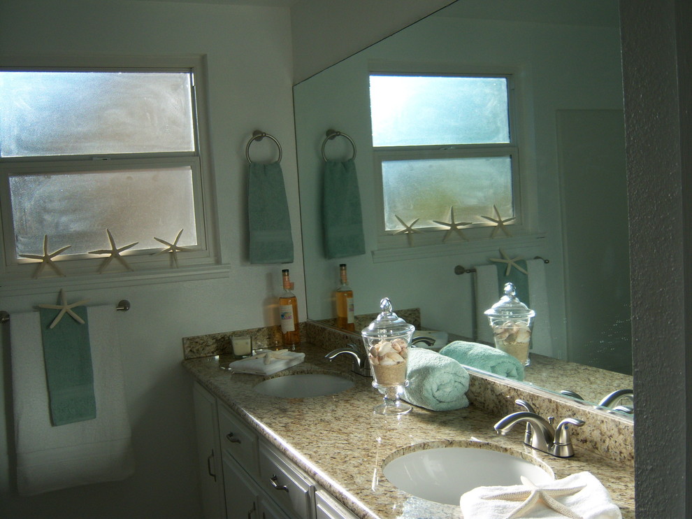 Example of an eclectic bathroom design in San Diego