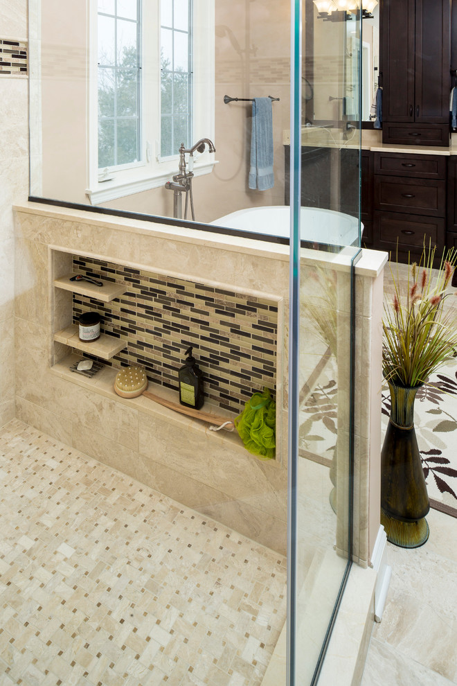 Стильный дизайн: главная ванная комната среднего размера в классическом стиле с фасадами с утопленной филенкой, темными деревянными фасадами и мраморной столешницей - последний тренд