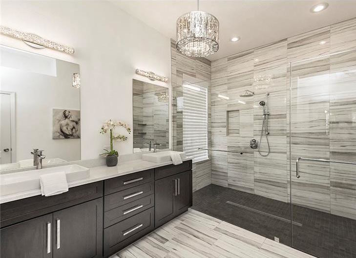 Cette image montre une salle de bain design en bois foncé de taille moyenne avec un placard avec porte à panneau surélevé, une baignoire en alcôve, un combiné douche/baignoire, un carrelage blanc et un plan de toilette en quartz modifié.