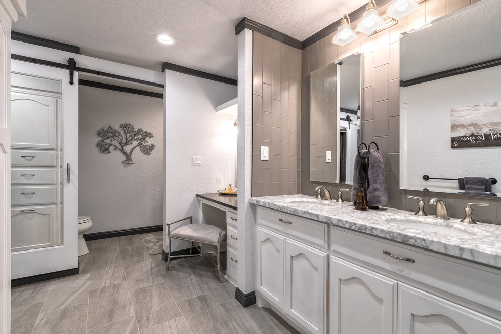 リトルロックにあるコンテンポラリースタイルのおしゃれなマスターバスルーム (オープン型シャワー、モノトーンのタイル、白い壁、珪岩の洗面台、グレーの床、マルチカラーの洗面カウンター) の写真