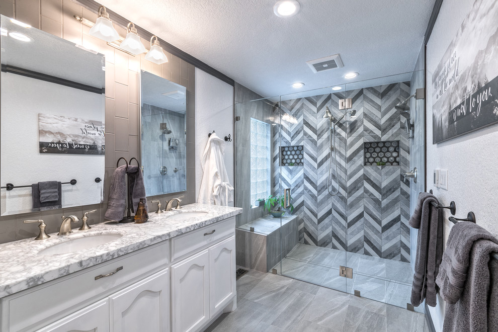 Ejemplo de cuarto de baño principal contemporáneo con ducha abierta, baldosas y/o azulejos blancas y negros, paredes blancas, encimera de cuarcita, suelo gris, encimeras multicolor y ducha abierta