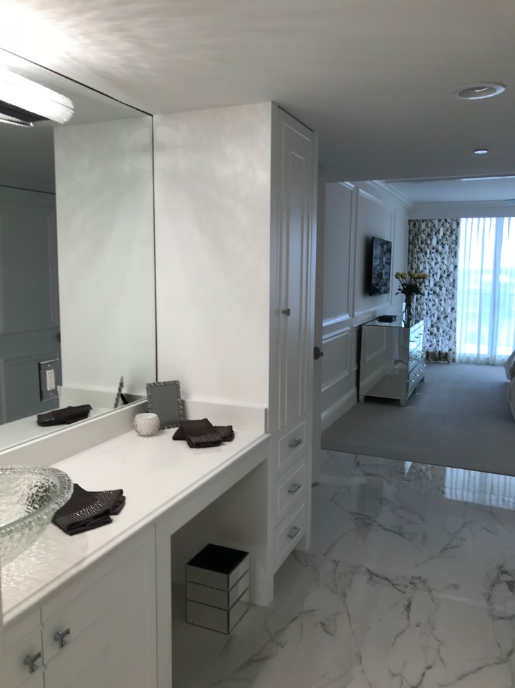 На фото: ванная комната среднего размера в классическом стиле с фасадами островного типа, белыми фасадами, разноцветной плиткой, зеркальной плиткой, серыми стенами, полом из керамогранита, настольной раковиной, столешницей из искусственного кварца и разноцветным полом с