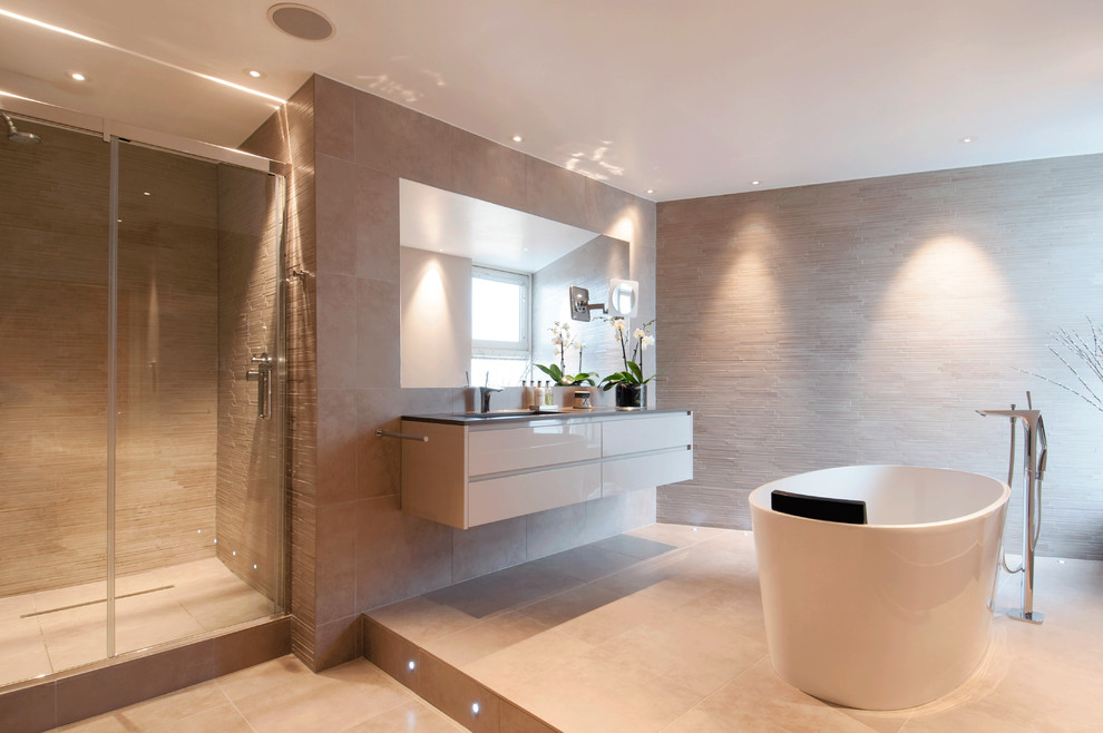 Modern inredning av ett badrum, med ett fristående badkar