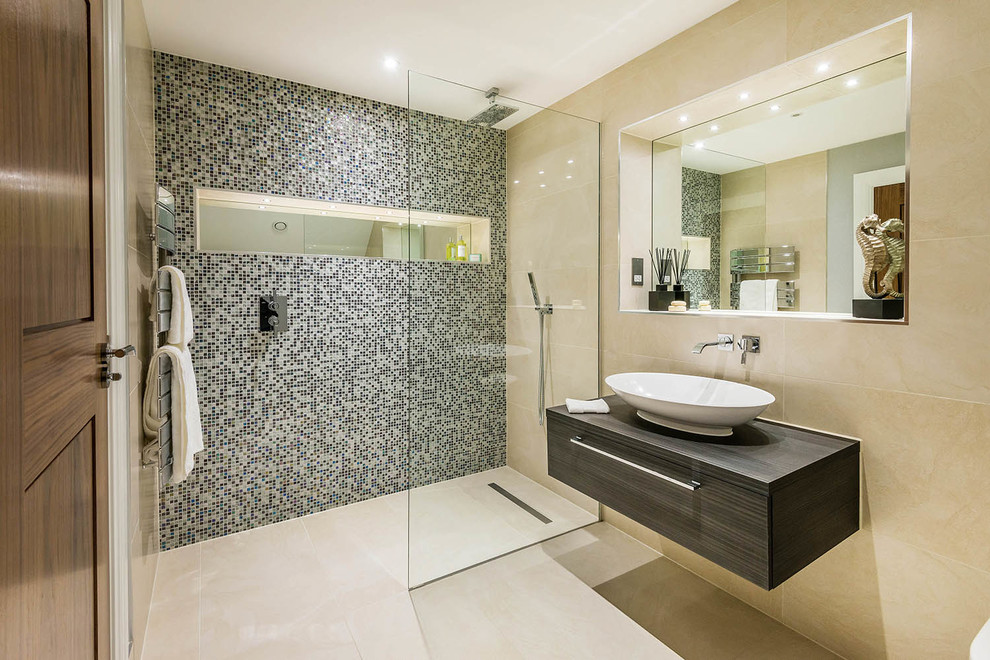 На фото: ванная комната среднего размера в современном стиле с настольной раковиной, открытым душем, бежевой плиткой, бежевыми стенами, душевой кабиной, темными деревянными фасадами и открытым душем