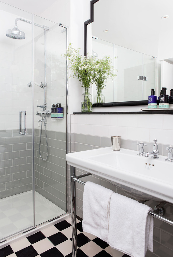 Diseño de cuarto de baño gris y blanco tradicional renovado de tamaño medio con ducha esquinera, aseo y ducha y lavabo tipo consola