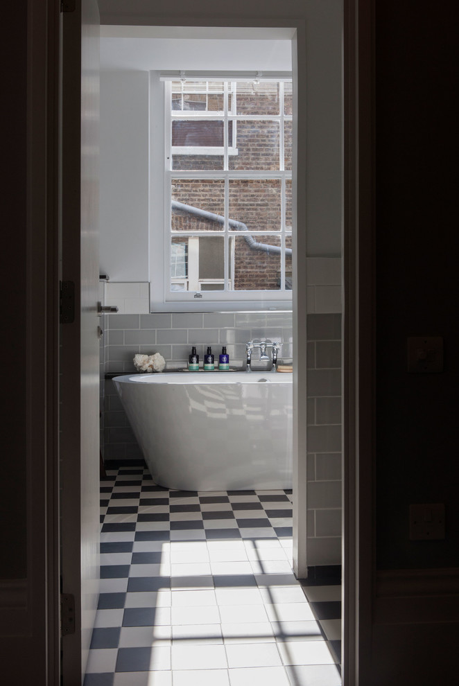Inredning av ett modernt mellanstort en-suite badrum, med ett fristående badkar