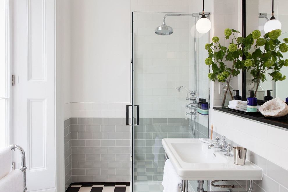 На фото: ванная комната среднего размера в современном стиле с душевой кабиной, консольной раковиной и угловым душем