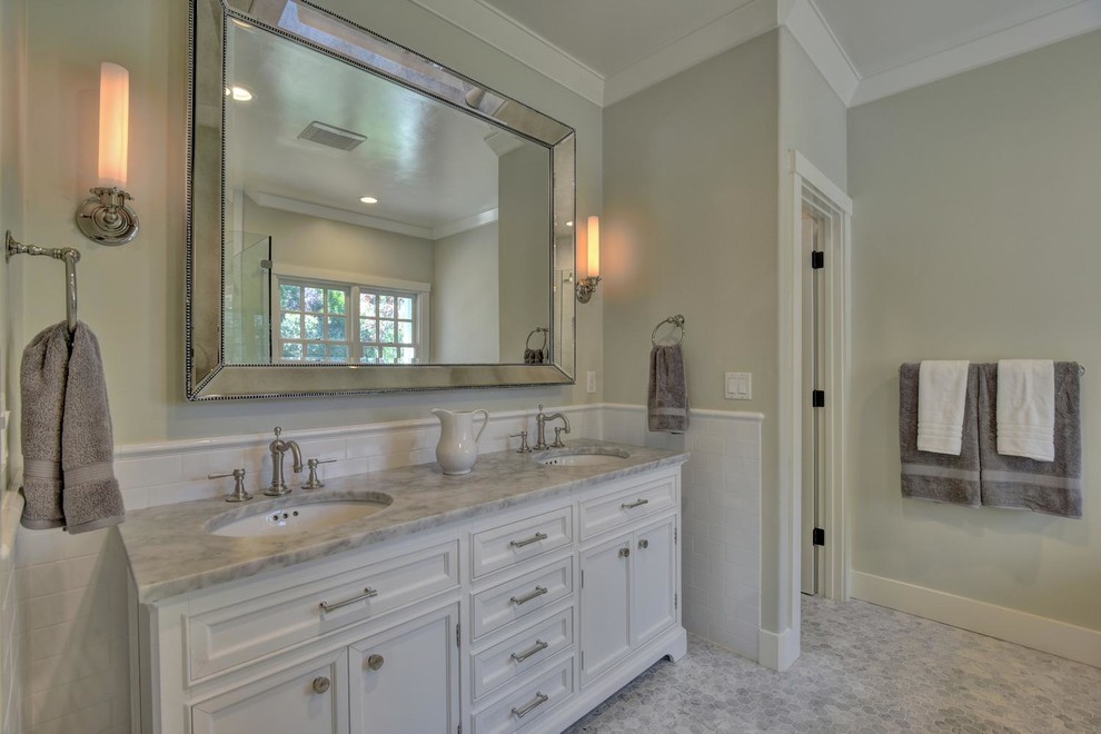 Exempel på ett mellanstort lantligt en-suite badrum, med möbel-liknande, vita skåp, ett undermonterat badkar, en hörndusch, svart och vit kakel, mosaik, gröna väggar, marmorgolv, ett undermonterad handfat och marmorbänkskiva