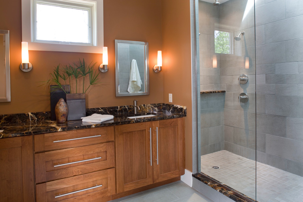Источник вдохновения для домашнего уюта: ванная комната: освещение в современном стиле с врезной раковиной