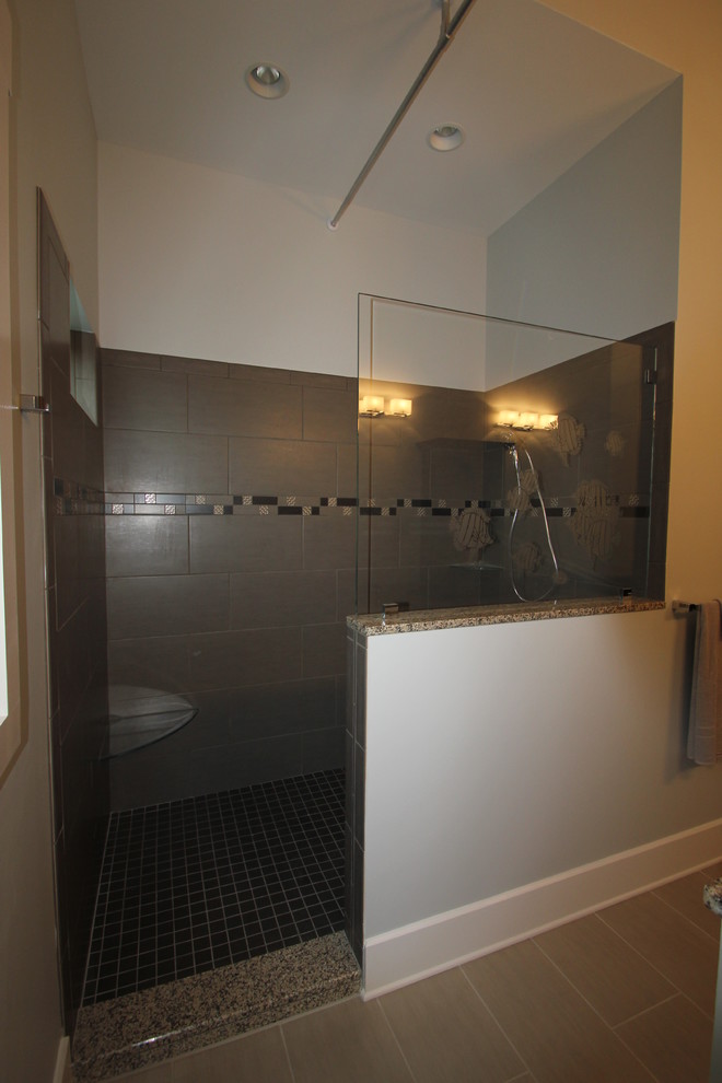 Idée de décoration pour une salle de bain marine avec un lavabo encastré, un placard à porte shaker, un plan de toilette en granite, une douche à l'italienne, WC séparés, un carrelage gris et des carreaux de porcelaine.