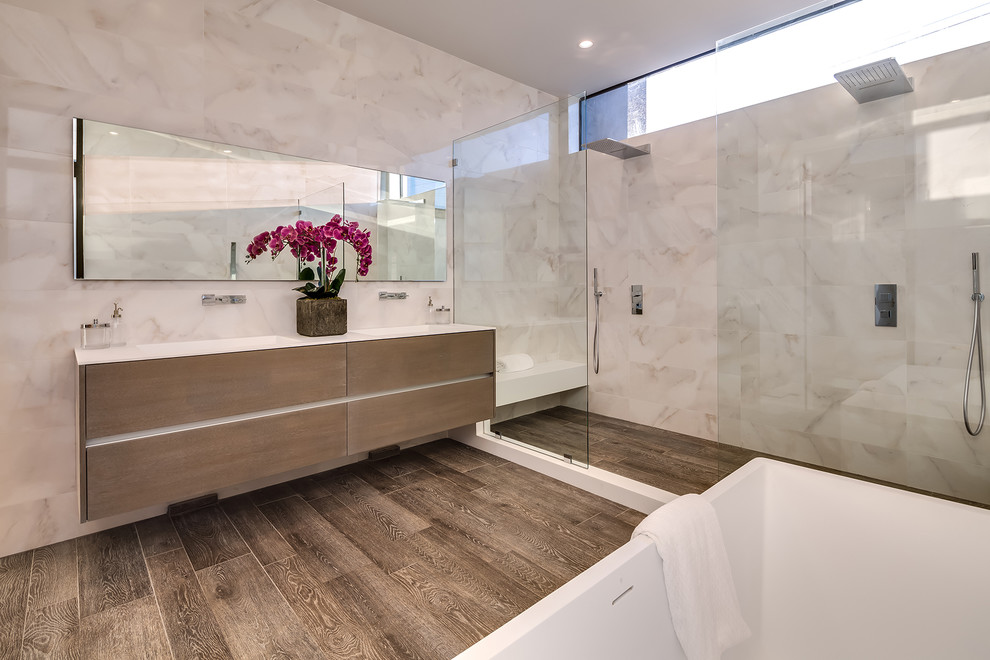 Идея дизайна: главная ванная комната в современном стиле с плоскими фасадами, темными деревянными фасадами, открытым душем, бежевой плиткой, белой плиткой, разноцветными стенами, монолитной раковиной и открытым душем