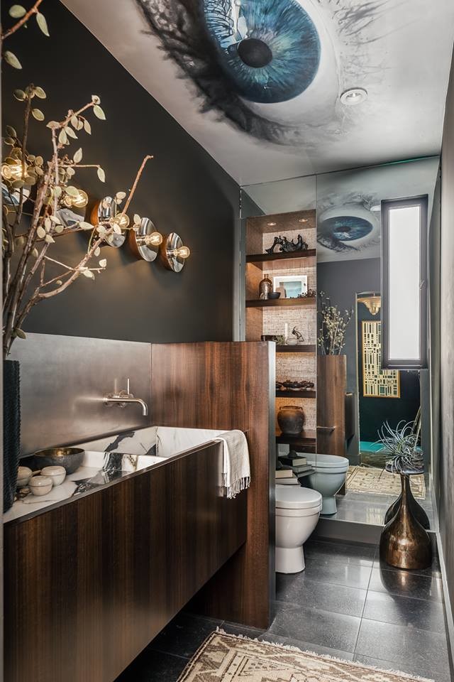 Ejemplo de cuarto de baño moderno pequeño con armarios con paneles lisos, puertas de armario de madera en tonos medios, baldosas y/o azulejos blancas y negros, losas de piedra, paredes grises, lavabo encastrado y encimera de mármol