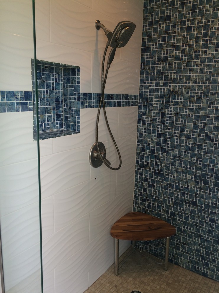 Источник вдохновения для домашнего уюта: ванная комната среднего размера в морском стиле с белой плиткой