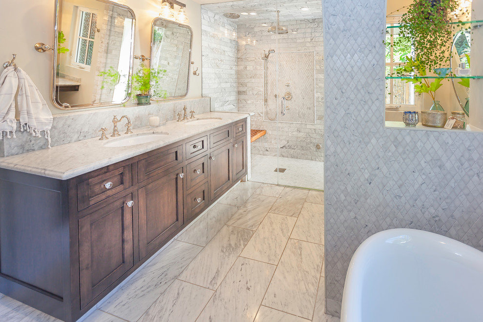 Diseño de cuarto de baño ecléctico con paredes beige, puertas de armario de madera en tonos medios, lavabo bajoencimera y bañera exenta