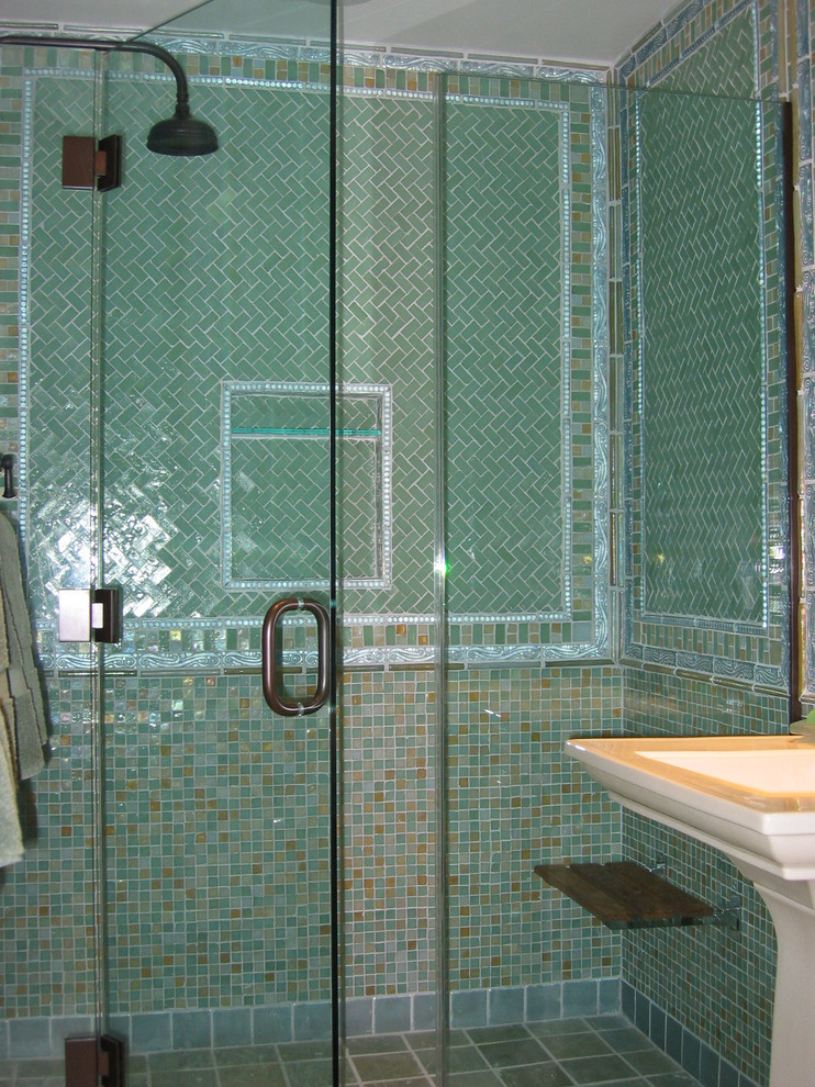 Immagine di una grande stanza da bagno stile americano con lavabo a colonna, ante in stile shaker, ante in legno scuro, doccia aperta, WC a due pezzi, piastrelle multicolore, piastrelle di vetro, pareti multicolore, pavimento in ardesia e top in granito