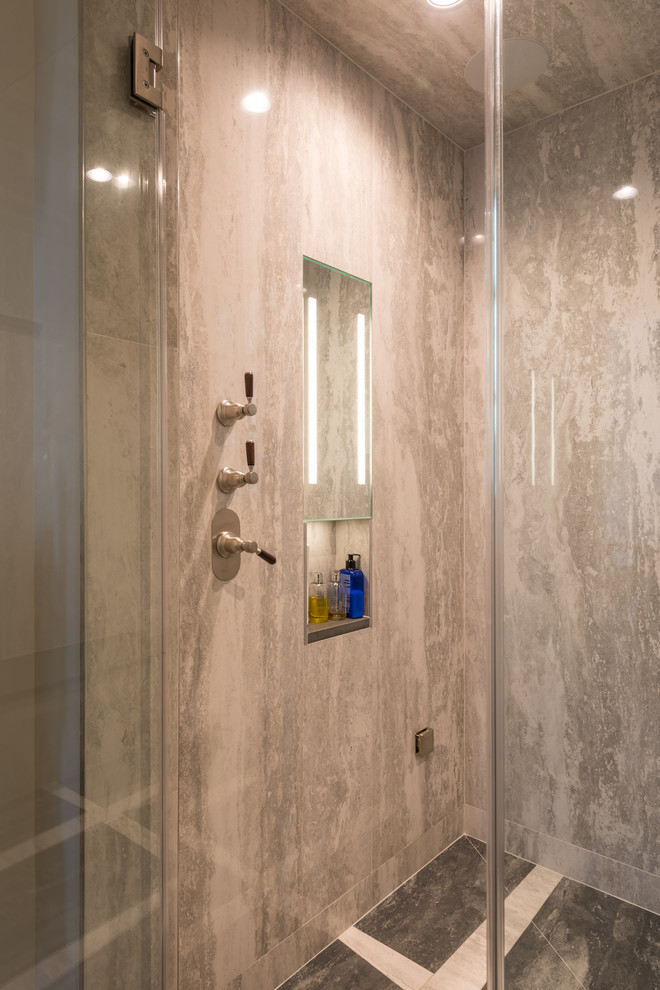 Свежая идея для дизайна: ванная комната среднего размера в стиле неоклассика (современная классика) с душем без бортиков, серой плиткой, мраморной плиткой, белыми стенами, полом из керамогранита, серым полом и душем с распашными дверями - отличное фото интерьера