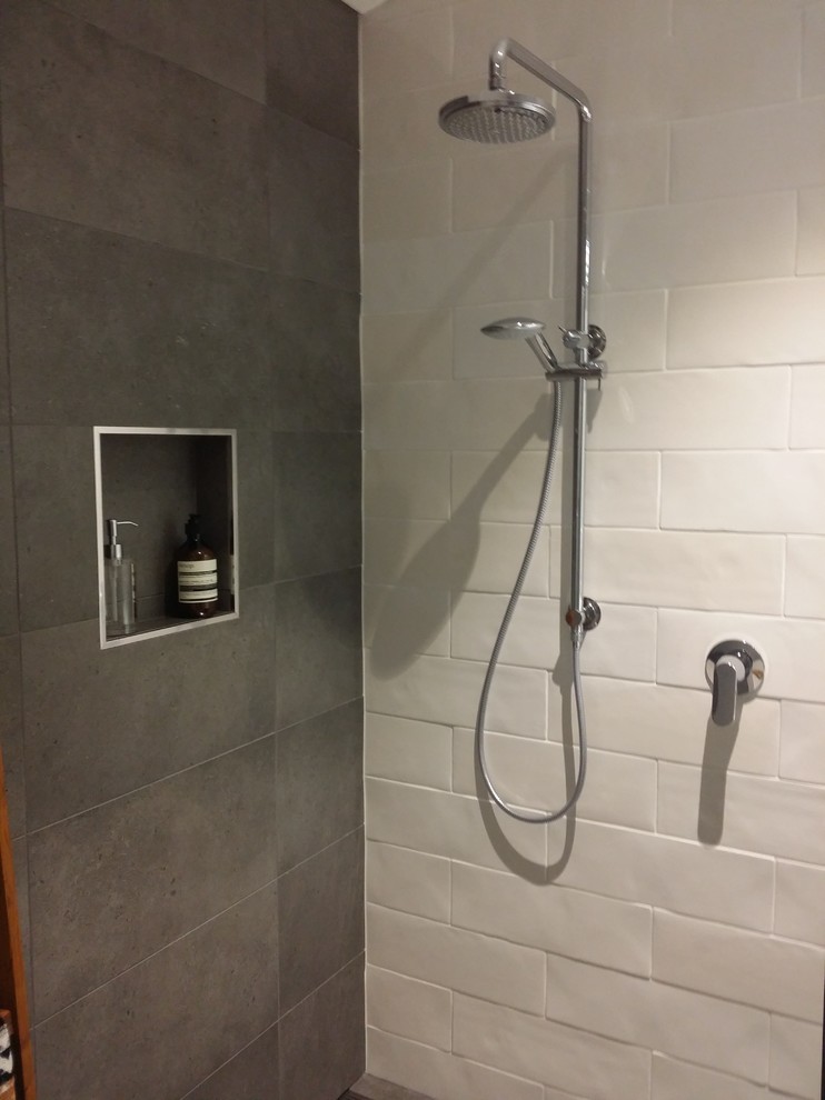 Idée de décoration pour une salle de bain principale minimaliste de taille moyenne avec une douche ouverte, un carrelage gris, des carreaux de béton et un sol en carrelage de porcelaine.