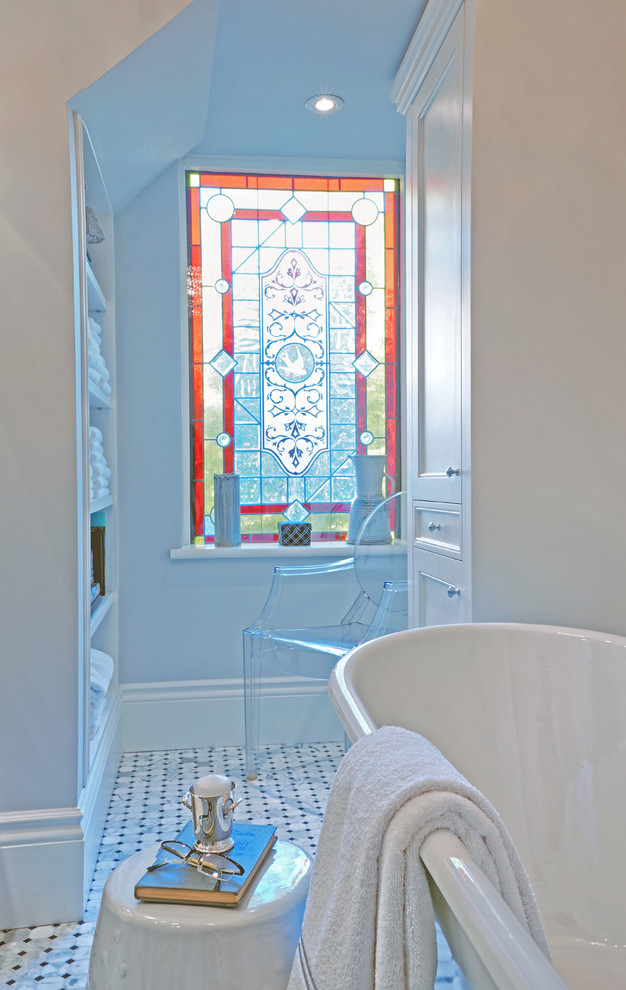 Foto på ett vintage badrum, med ett fristående badkar, öppna hyllor, vita skåp, grå kakel, mosaik, grå väggar och marmorgolv