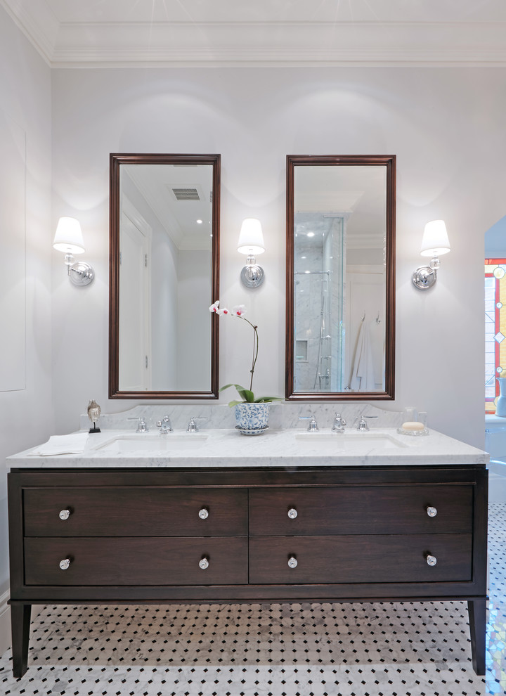 Cette image montre une salle de bain traditionnelle en bois foncé avec un lavabo encastré, un placard en trompe-l'oeil, un plan de toilette en marbre, un carrelage gris, mosaïque, un mur gris et un sol en marbre.
