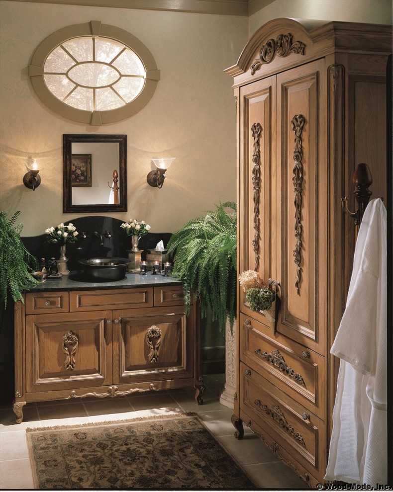 Ispirazione per una piccola stanza da bagno classica con ante con bugna sagomata, ante in legno chiaro, pareti beige, piastrelle beige e pavimento con piastrelle in ceramica