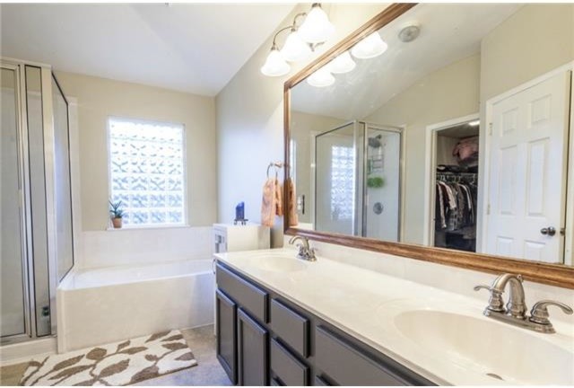 Imagen de cuarto de baño principal bohemio de tamaño medio con armarios estilo shaker, puertas de armario grises, encimera de mármol, bañera encastrada, paredes blancas y suelo de linóleo