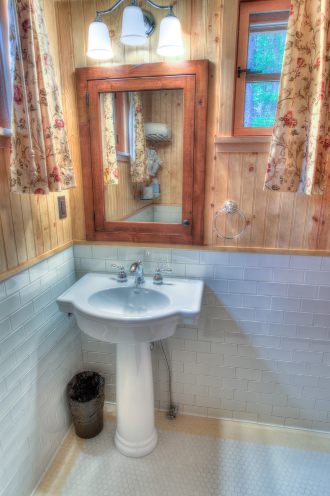 Idéer för ett mellanstort rustikt en-suite badrum, med ett piedestal handfat, släta luckor, skåp i mellenmörkt trä, ett badkar med tassar, grå kakel, keramikplattor och klinkergolv i keramik