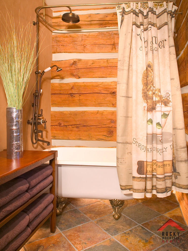 Rustikales Badezimmer mit Löwenfuß-Badewanne, Duschbadewanne, Keramikfliesen und Keramikboden in Sonstige