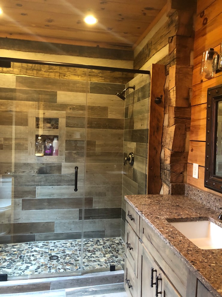 Idéer för ett stort rustikt flerfärgad en-suite badrum, med skåp i shakerstil, bruna skåp, en dusch i en alkov, en toalettstol med separat cisternkåpa, brun kakel, bruna väggar, mellanmörkt trägolv, ett undermonterad handfat, bänkskiva i kvarts, brunt golv och dusch med gångjärnsdörr