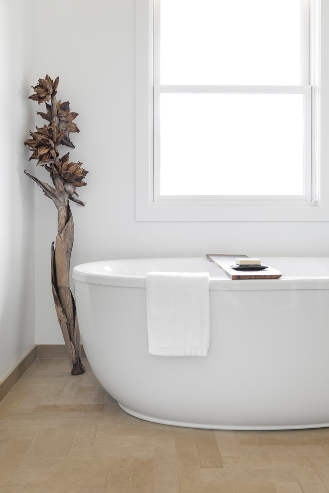 Пример оригинального дизайна: главная ванная комната в стиле модернизм с фасадами в стиле шейкер, темными деревянными фасадами, отдельно стоящей ванной, душем в нише, унитазом-моноблоком, бежевой плиткой, плиткой из известняка, белыми стенами, полом из известняка, накладной раковиной, столешницей из искусственного кварца, бежевым полом, душем с распашными дверями и бежевой столешницей