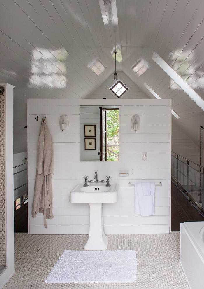 На фото: ванная комната в стиле рустика с раковиной с пьедесталом и белой плиткой с