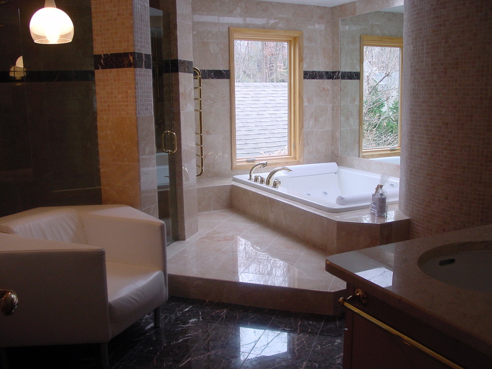 Cette photo montre une grande salle de bain principale moderne en bois brun avec un placard avec porte à panneau surélevé, une baignoire posée, une douche ouverte, WC séparés, un carrelage multicolore, un carrelage de pierre, un mur beige, un sol en marbre, un lavabo encastré et un plan de toilette en marbre.