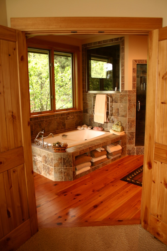 Ejemplo de cuarto de baño principal rural con ducha esquinera, baldosas y/o azulejos multicolor, paredes amarillas y suelo de madera en tonos medios