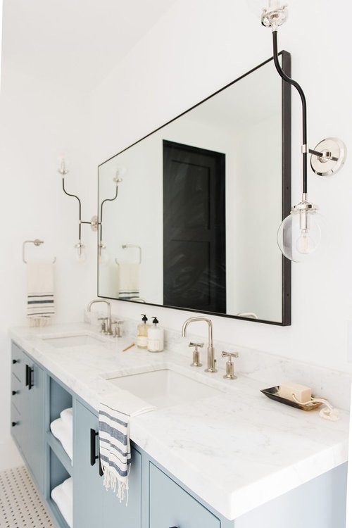 Foto på ett stort flerfärgad badrum, med blå skåp, vit kakel, vita väggar, klinkergolv i keramik, marmorbänkskiva och flerfärgat golv