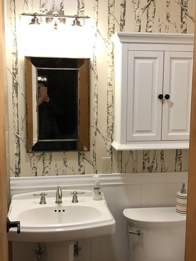 Imagen de cuarto de baño rural de tamaño medio con armarios con paneles con relieve, puertas de armario blancas, sanitario de dos piezas, paredes beige, aseo y ducha y lavabo con pedestal