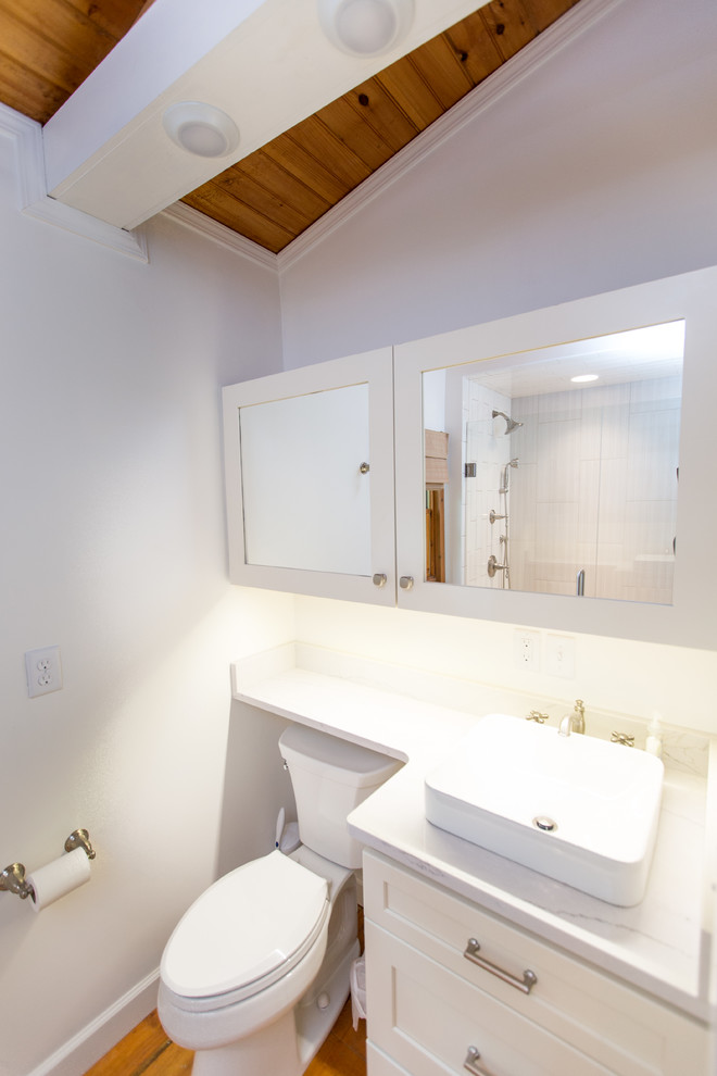 Mittelgroßes Uriges Badezimmer En Suite mit Schrankfronten im Shaker-Stil, Wandtoilette mit Spülkasten und Aufsatzwaschbecken in Nashville