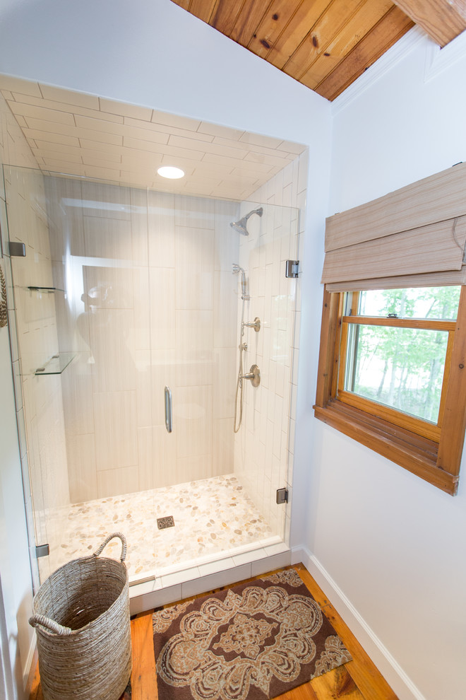 На фото: главная ванная комната среднего размера в стиле рустика с фасадами в стиле шейкер, раздельным унитазом и настольной раковиной с