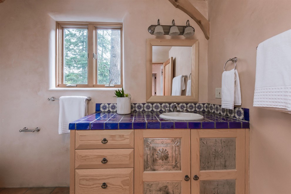 На фото: ванная комната среднего размера в стиле фьюжн с фасадами островного типа, светлыми деревянными фасадами, угловым душем, унитазом-моноблоком, бежевыми стенами, полом из сланца, душевой кабиной, накладной раковиной, столешницей из плитки, серым полом, душем с распашными дверями и синей столешницей