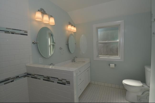 Foto di una stanza da bagno chic con ante bianche