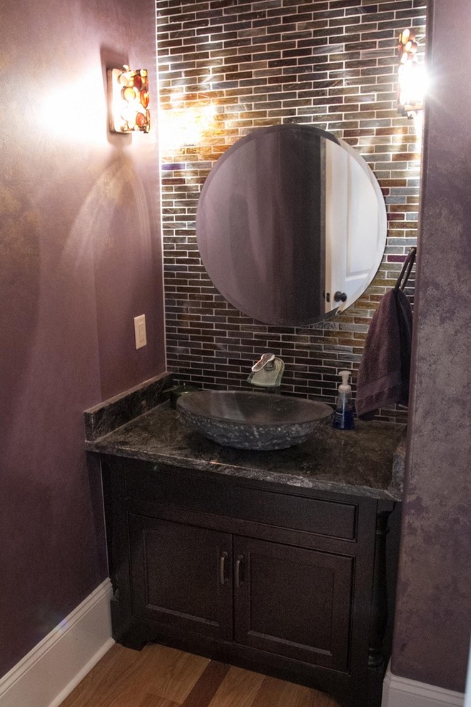 ナッシュビルにある中くらいなおしゃれなトイレ・洗面所 (レイズドパネル扉のキャビネット、濃色木目調キャビネット、御影石の洗面台、茶色いタイル、ガラスタイル、紫の壁、無垢フローリング) の写真