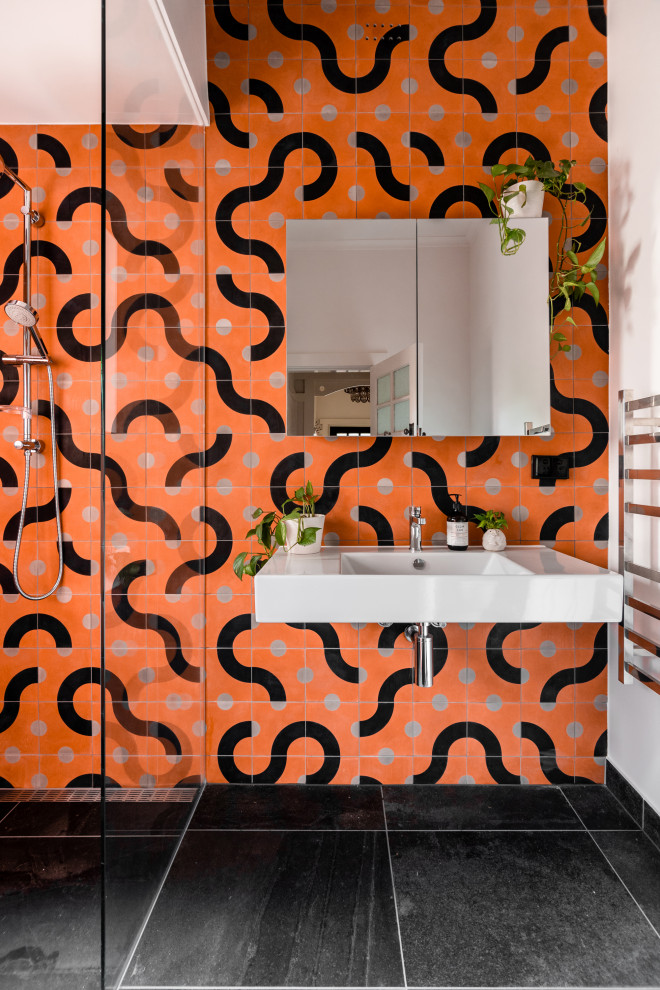 Modernes Duschbad mit offener Dusche, schwarzen Fliesen, grauen Fliesen, orangen Fliesen, Keramikfliesen, weißer Wandfarbe, Wandwaschbecken und schwarzem Boden in Hobart