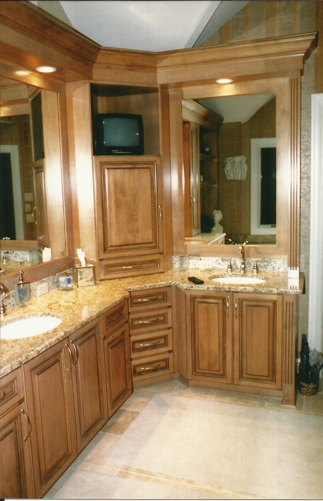 Foto di una grande stanza da bagno padronale chic con ante con bugna sagomata, ante in legno scuro, pavimento con piastrelle in ceramica, lavabo sottopiano, top in granito e pavimento grigio