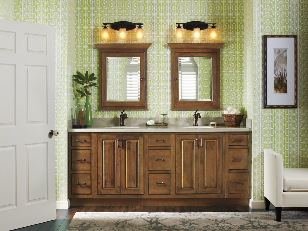 Idée de décoration pour une salle de bain de taille moyenne avec un placard avec porte à panneau surélevé, des portes de placard marrons et un mur vert.