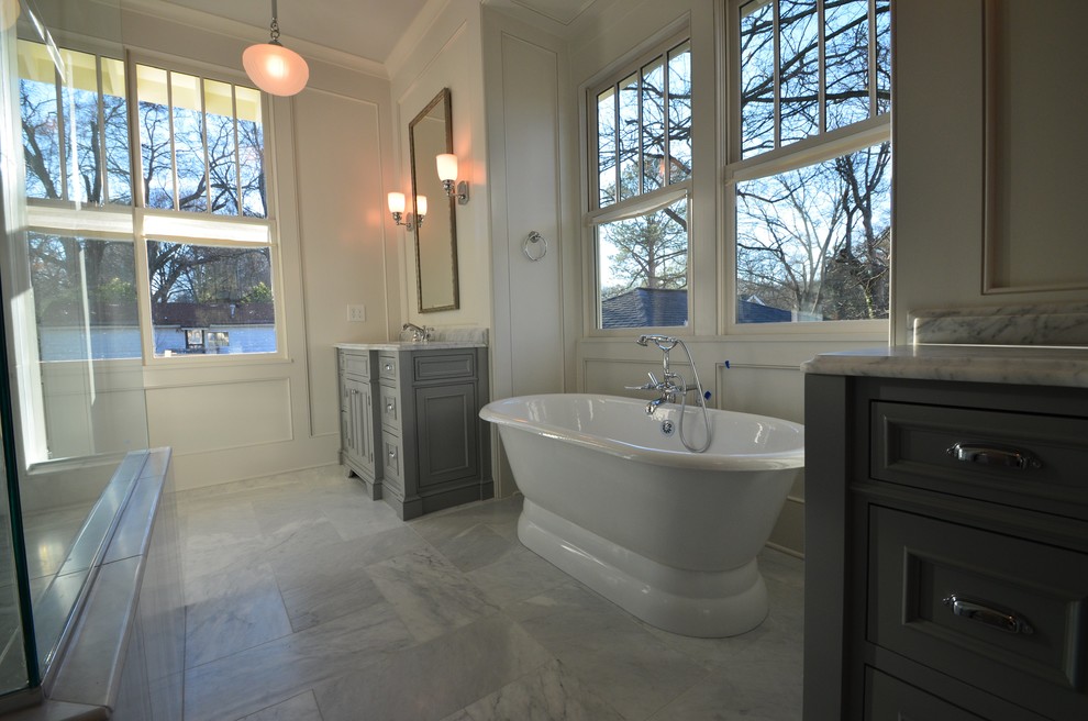 На фото: главная ванная комната среднего размера в классическом стиле с фасадами с декоративным кантом, серыми фасадами, отдельно стоящей ванной, унитазом-моноблоком, белыми стенами, мраморным полом, врезной раковиной и мраморной столешницей