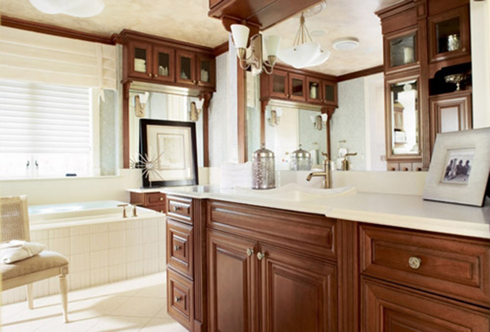 Inspiration för ett mellanstort vintage en-suite badrum, med vit kakel, vita väggar, klinkergolv i keramik, luckor med upphöjd panel, skåp i mörkt trä, ett fristående badkar, keramikplattor och marmorbänkskiva